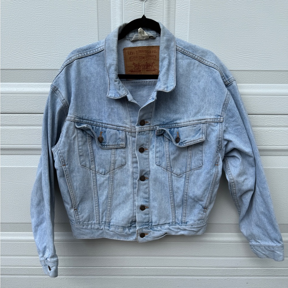 Vintage Levi’s Classic Blue Denim Jacket Light wash trucker small 70598